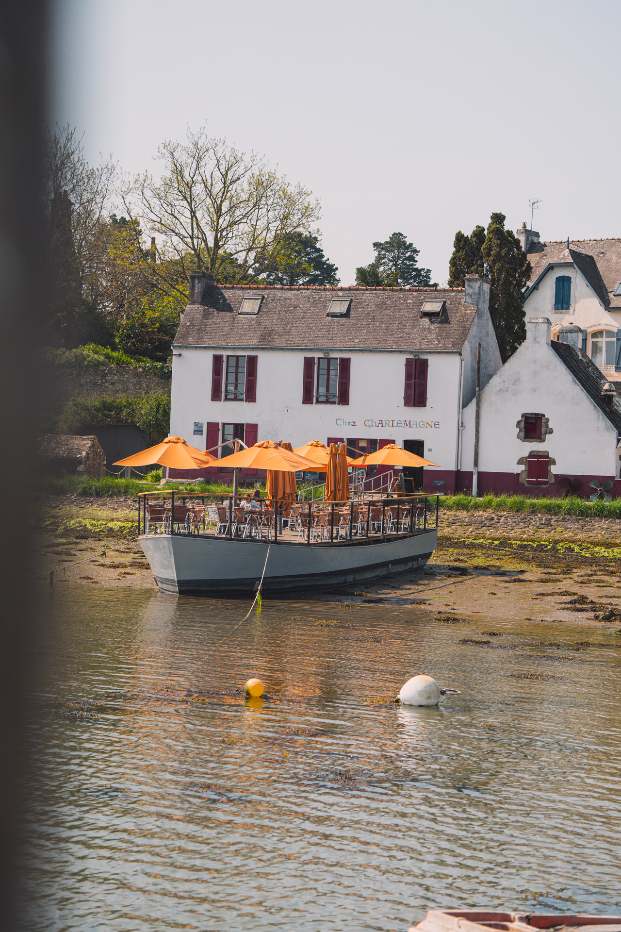 Vue de la barque et du restaurant Chez Charlemagne à marée basse